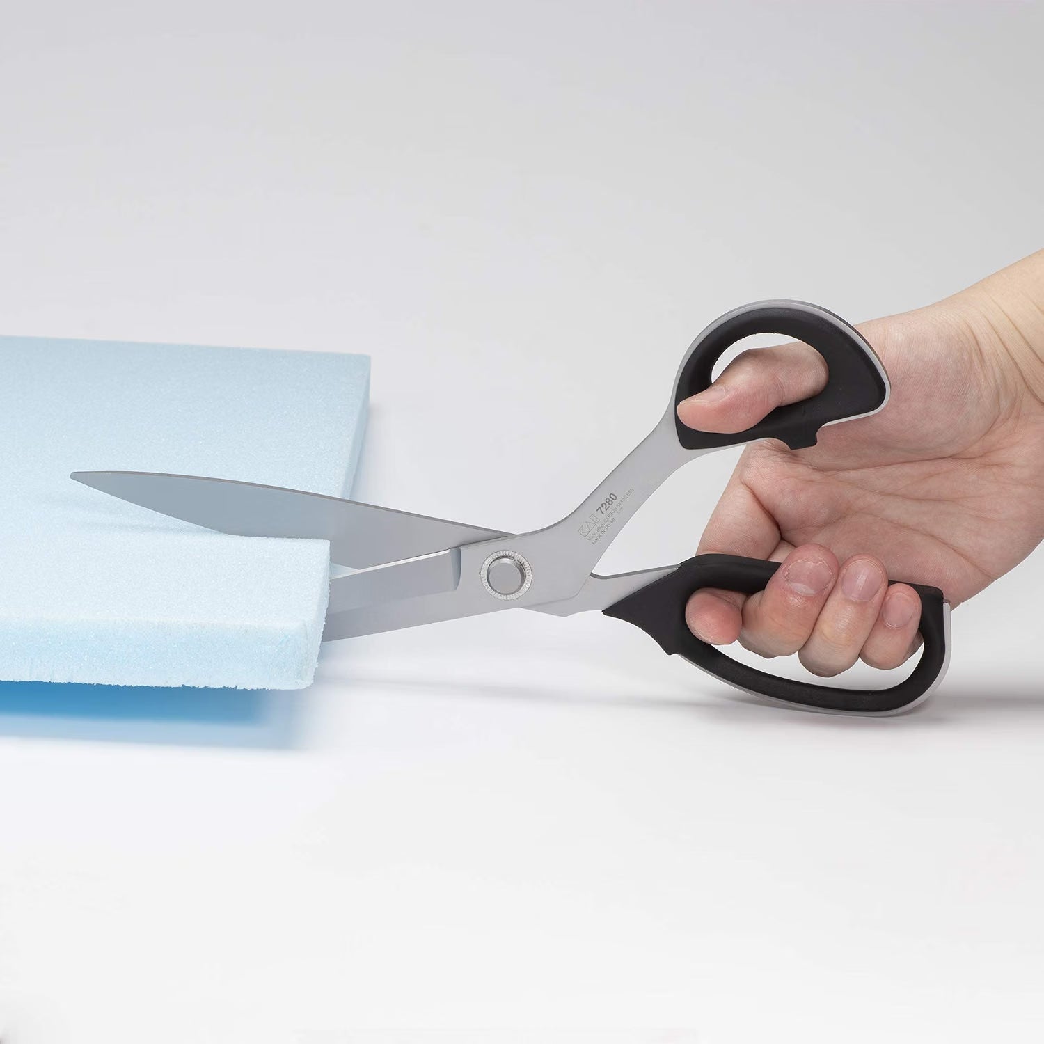 切れないハサミで我慢していませんか？裁断のイライラが楽しさに変わる貝印の裁ちばさみ